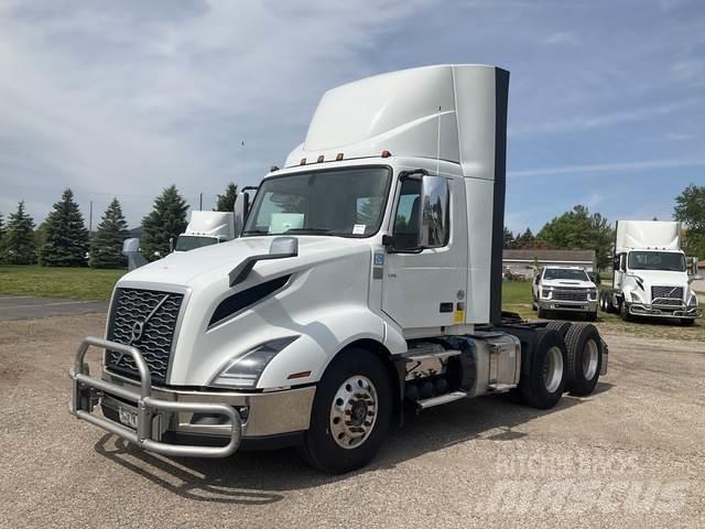 Volvo VNL 300 وحدات الجر