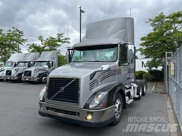 Volvo VNL 300 وحدات الجر