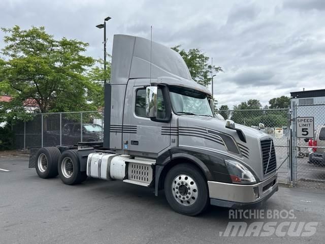 Volvo VNL 300 وحدات الجر