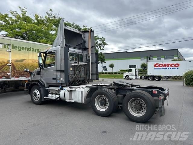 Volvo VNL 300 وحدات الجر