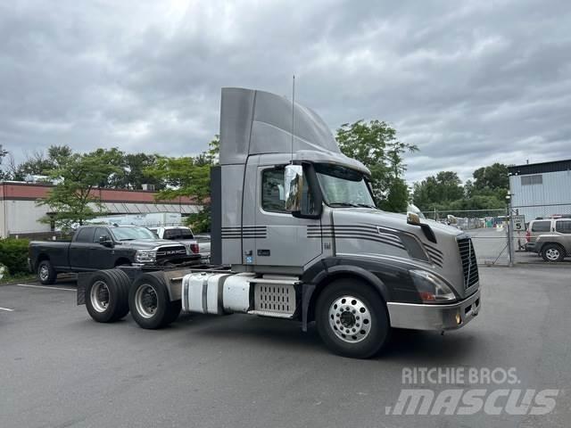 Volvo VNL 300 وحدات الجر