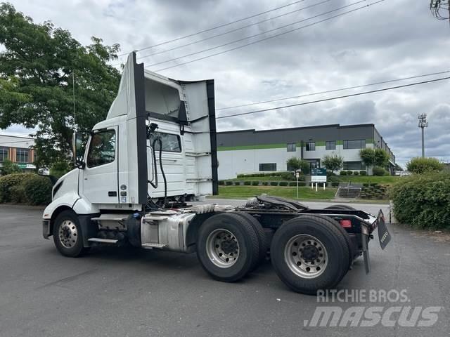 Volvo VNL 300 وحدات الجر
