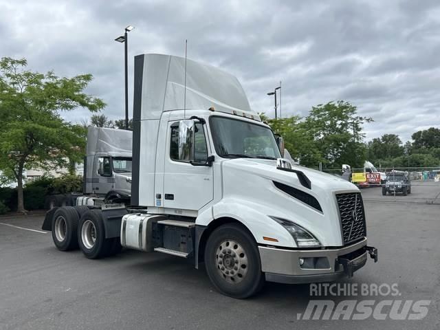 Volvo VNL 300 وحدات الجر