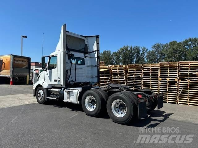 Volvo VNL 300 وحدات الجر