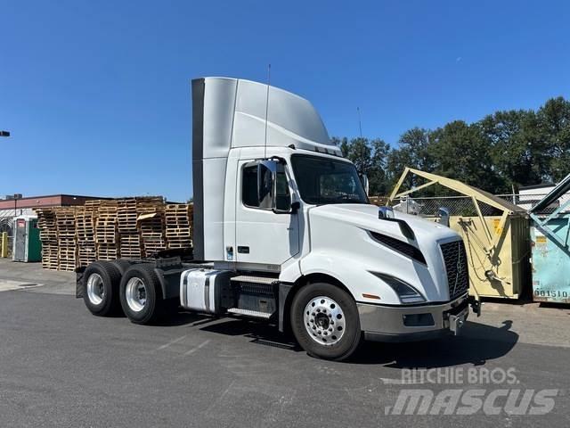 Volvo VNL 300 وحدات الجر