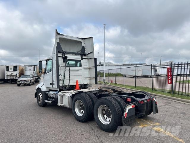 Volvo VNL 300 وحدات الجر