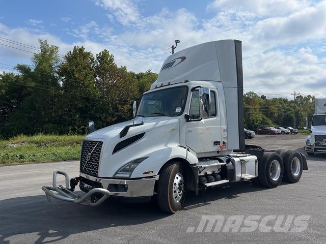 Volvo VNL 300 وحدات الجر