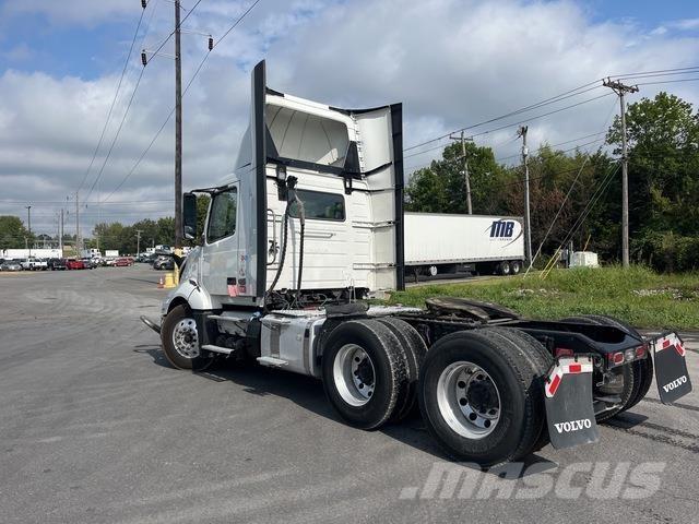 Volvo VNL 300 وحدات الجر