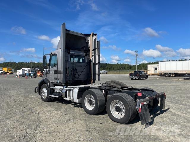 Volvo VNL 300 وحدات الجر