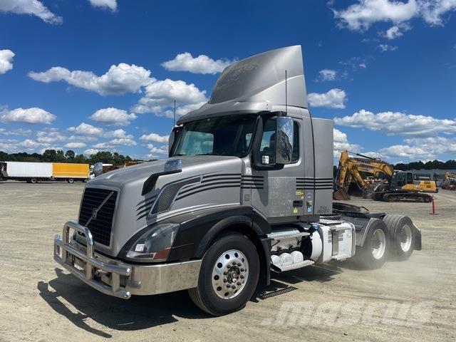 Volvo VNL 300 وحدات الجر