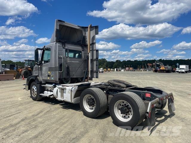 Volvo VNL 300 وحدات الجر