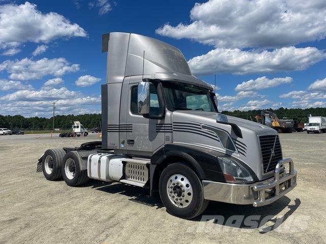 Volvo VNL 300 وحدات الجر