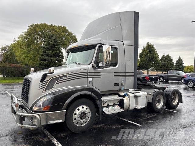 Volvo VNL 300 وحدات الجر