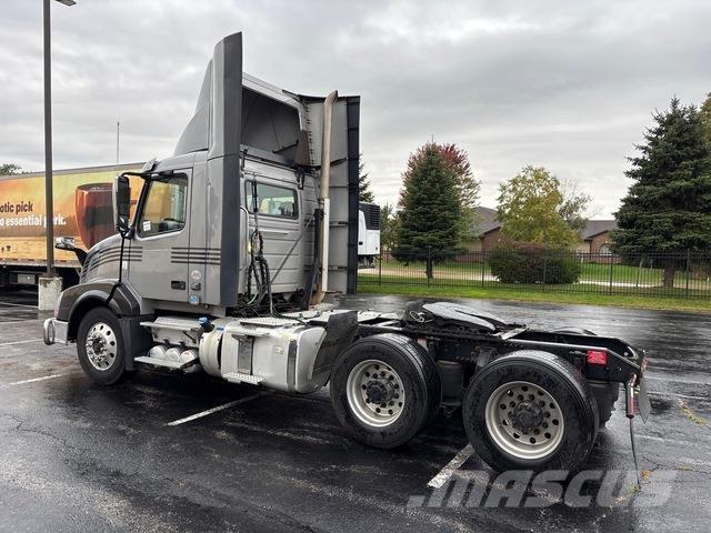Volvo VNL 300 وحدات الجر