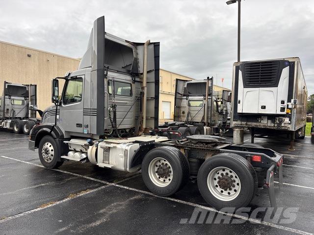 Volvo VNL 300 وحدات الجر