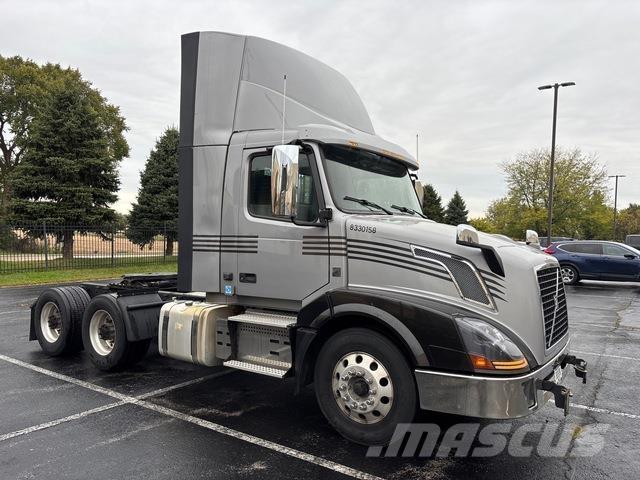 Volvo VNL 300 وحدات الجر