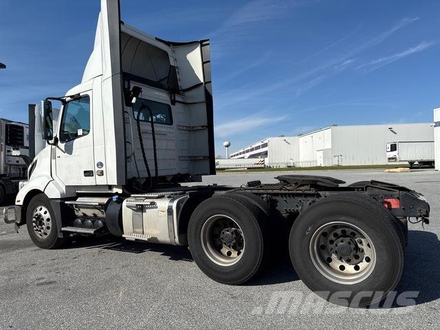 Volvo VNL 300 وحدات الجر