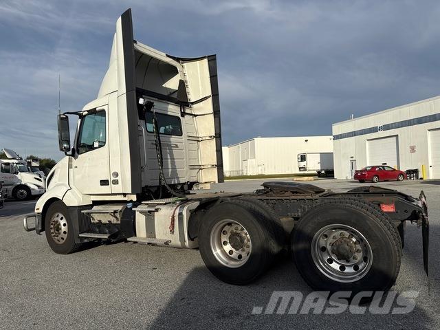 Volvo VNL 300 وحدات الجر