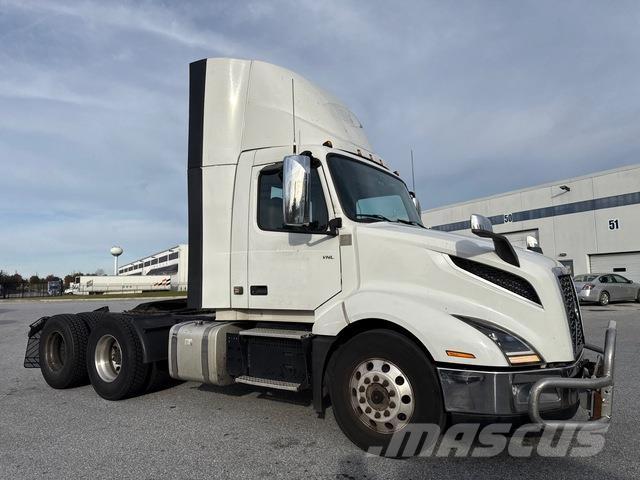 Volvo VNL 300 وحدات الجر