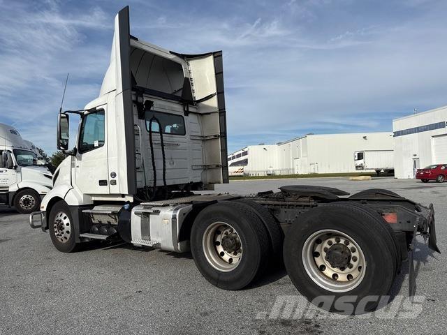 Volvo VNL 300 وحدات الجر