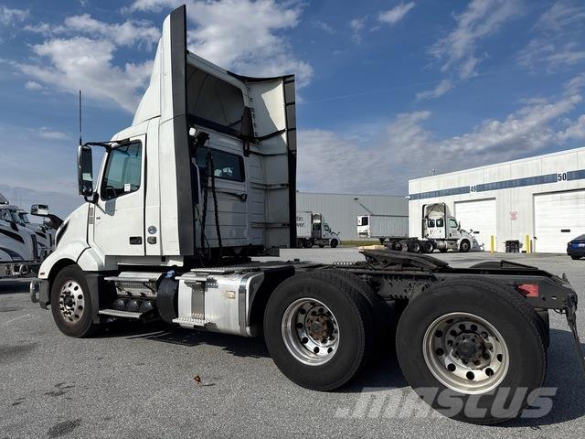 Volvo VNL 300 وحدات الجر