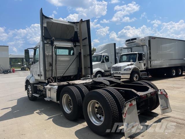 Volvo VNL300 وحدات الجر