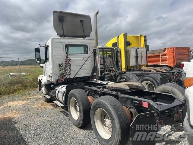 Volvo VNL64 وحدات الجر