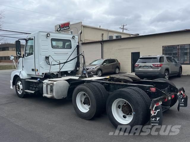 Volvo VNL64T وحدات الجر