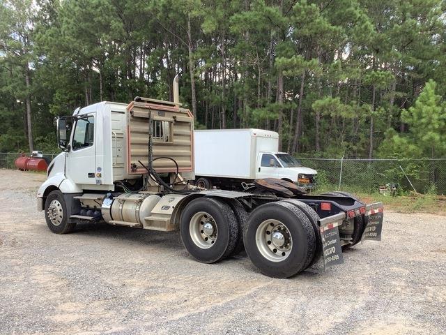 Volvo VNL64T وحدات الجر