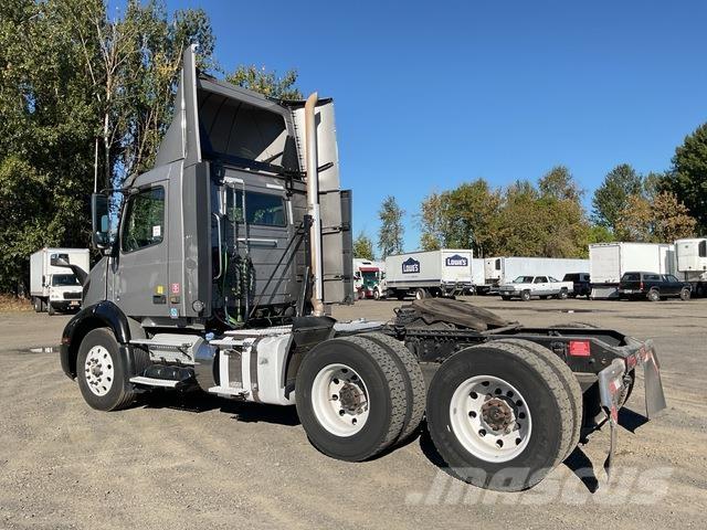 Volvo VNR 300 وحدات الجر
