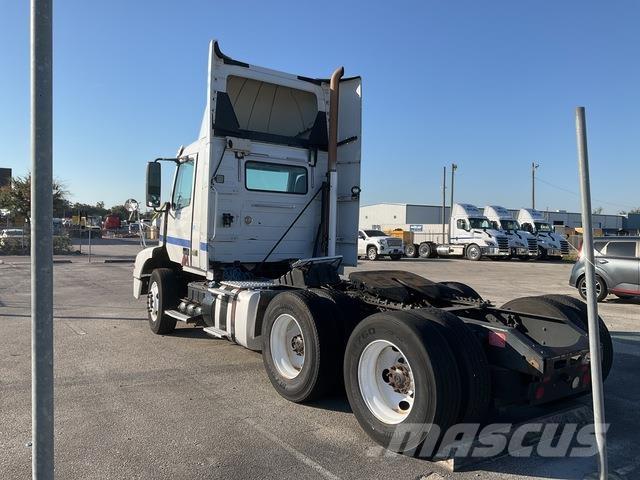 Volvo VNR64T وحدات الجر