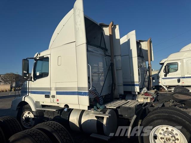 Volvo VNR64T وحدات الجر