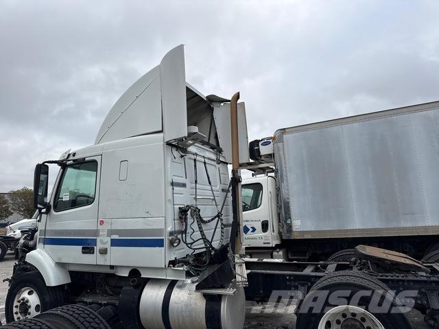 Volvo VNR64T وحدات الجر