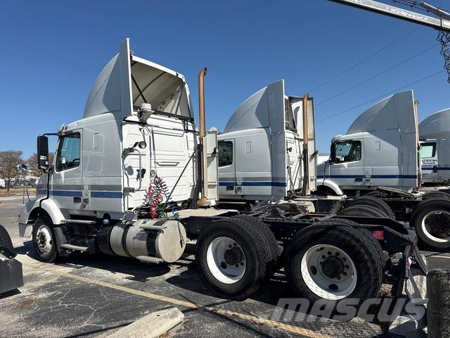 Volvo VNR64T وحدات الجر