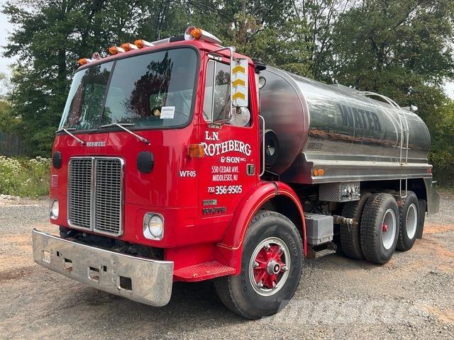 White  صهاريج مياه