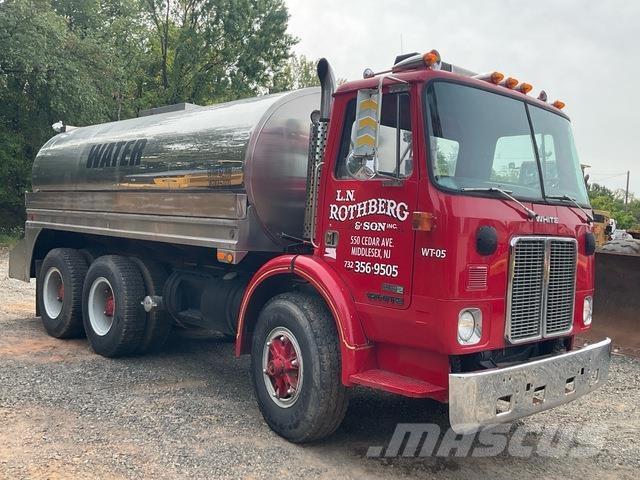 White  صهاريج مياه