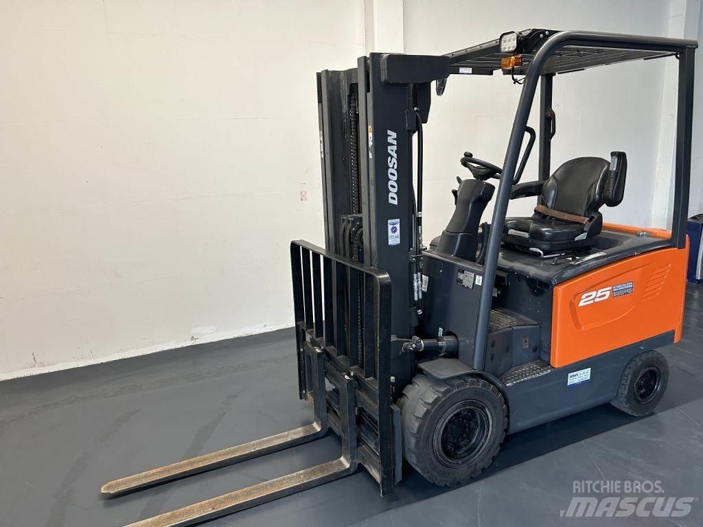 Doosan B25S-7 شاحنات ذات رافعات شوكية تعمل بالكهرباء