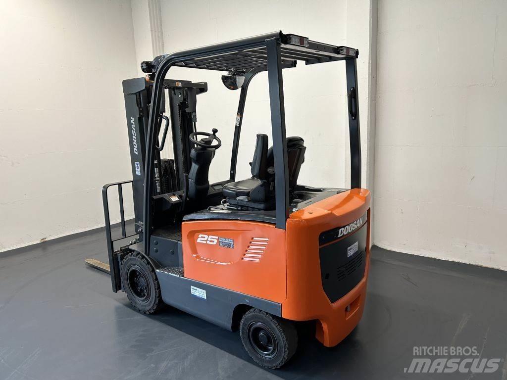 Doosan B25S-7 شاحنات ذات رافعات شوكية تعمل بالكهرباء