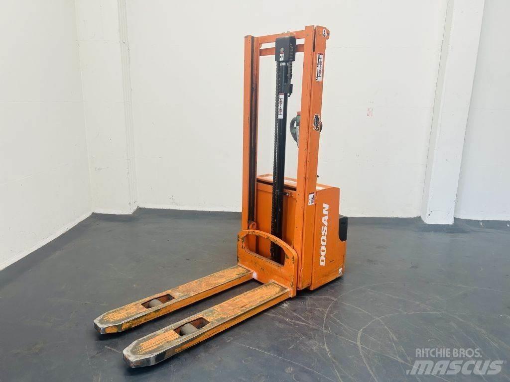 Doosan LEDS12.5C معدات التكديس الجوالة