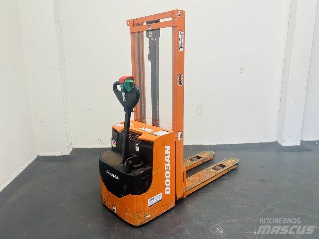 Doosan LEDS12.5C معدات التكديس الجوالة