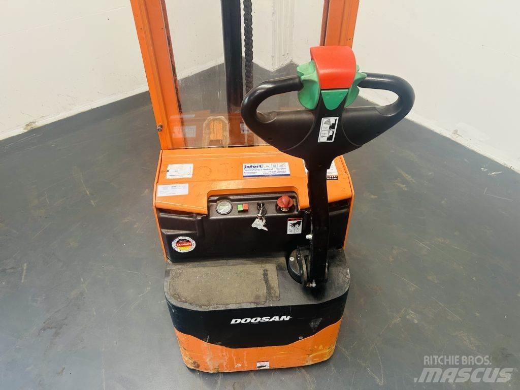 Doosan LEDS12.5C معدات التكديس الجوالة