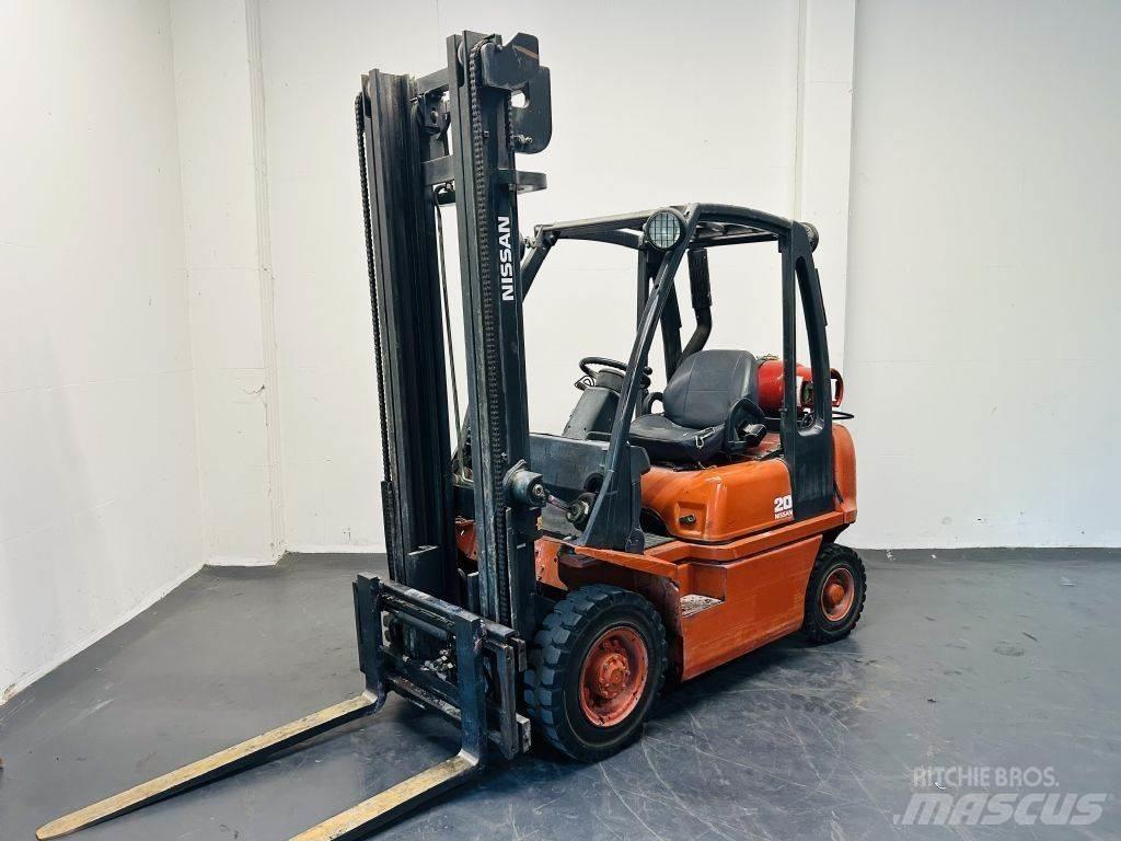 Nissan UD02A20PQ شاحنات LPG
