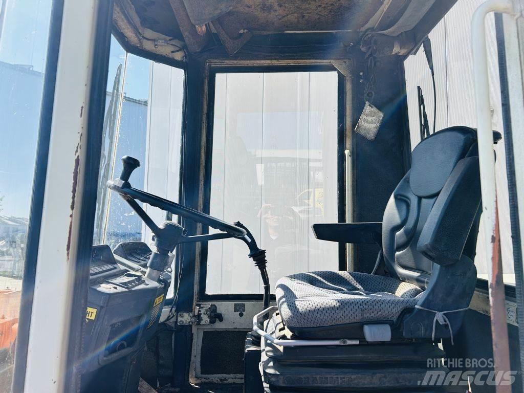 Schaeff KL835 لوادر انزلاقية التوجيه