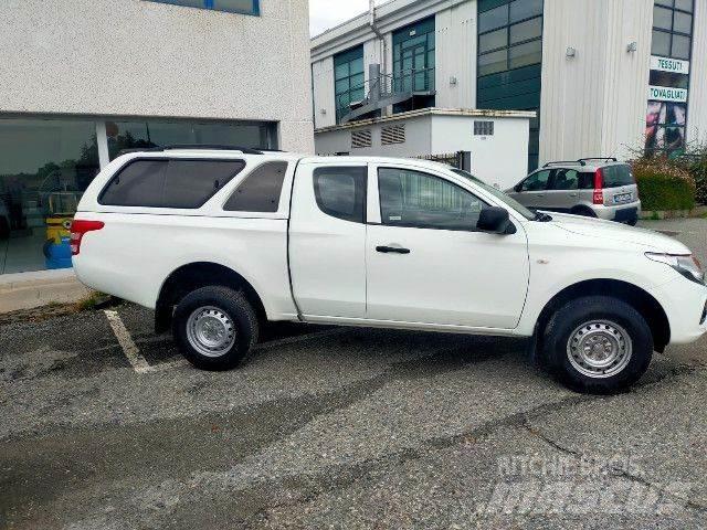 Fiat FULLBACK شاحنات مسطحة/مفصلية الجوانب