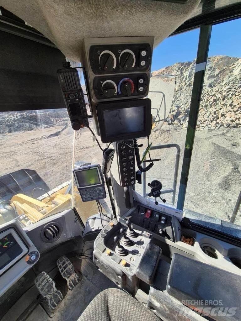 CAT 980M لوادر بعجل