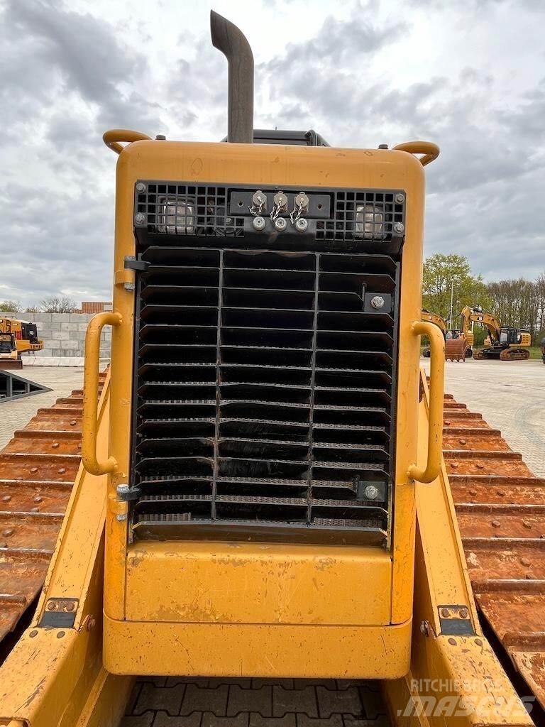 CAT D6N XL بلدوزرات مجنزرة