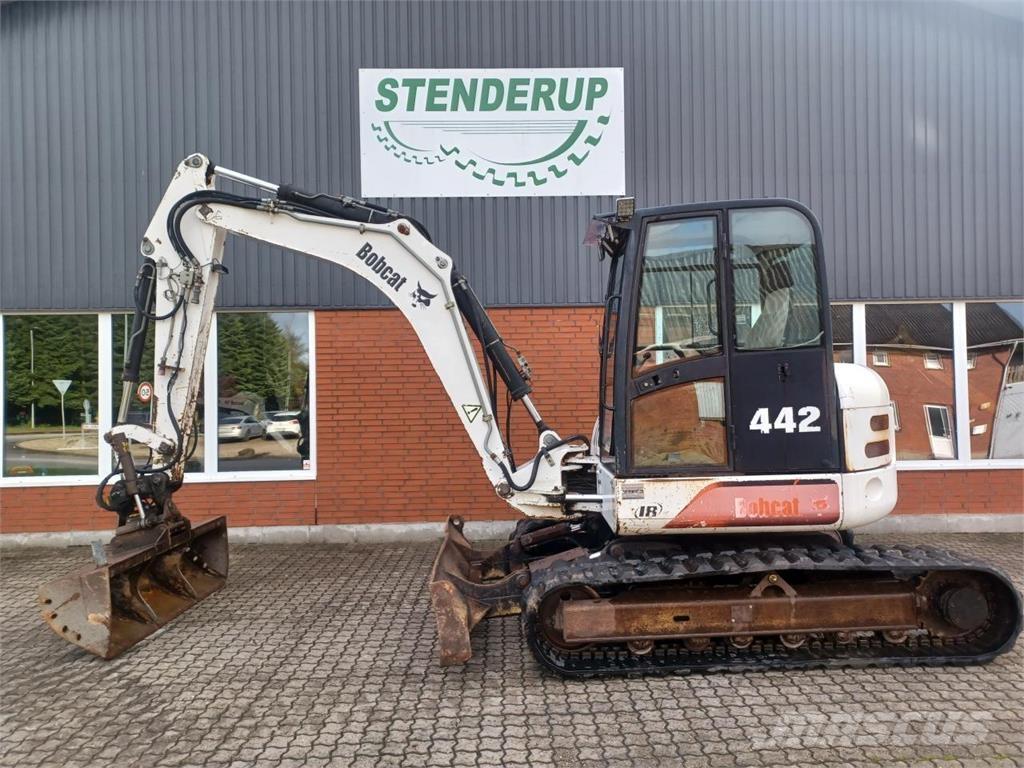 Bobcat 442 لوادر صغيرة