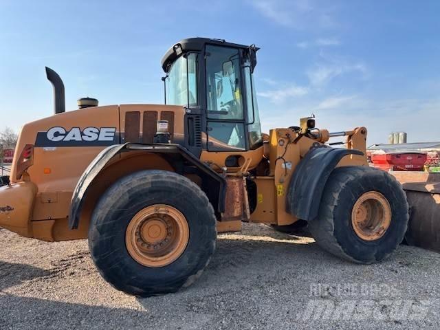CASE 821E لوادر بعجل