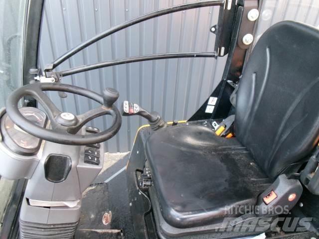 GiANT G2700XHDP لوادر صغيرة