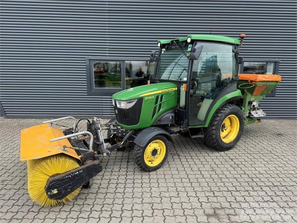 John Deere 2036R جرارات مدمجة